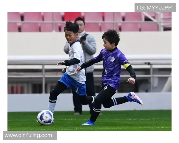 足球明星亲临现场观看儿子踢球的温馨瞬间与感人时刻分享